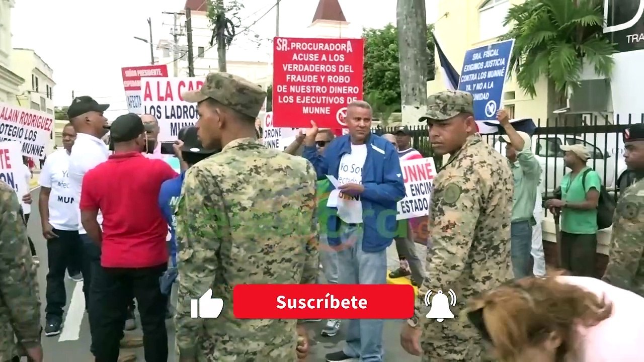Afectados por MUNNE aprovechan desfile y presencia de Abinader en SFM para protestar