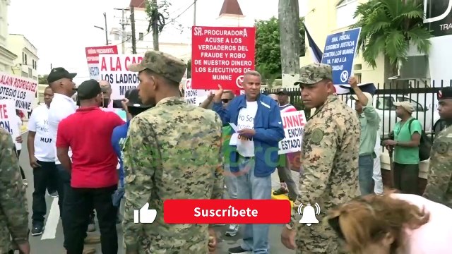 Afectados por MUNNE aprovechan desfile y presencia de Abinader en SFM para protestar