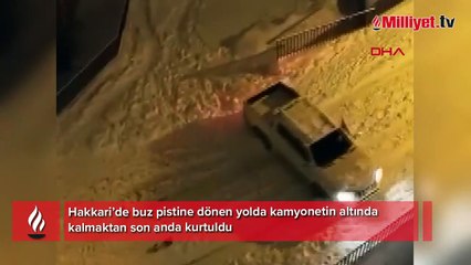 Yol buz pistine döndü! Kamyonetin altında kalmaktan son anda kurtuldu