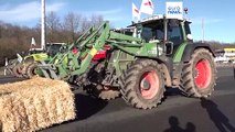 Francia, nuove proteste degli agricoltori, Attal risponde: meno burocrazia e tasse sul carburante