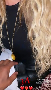 Stomy Bugsy dévoile même un bijou de sa douce sur sa vidéo en prenant soin de masquer le visage de celle qu'il surnomme 3A (il y a trois A dans Adriana)Stomy Bugsy avec une mystérieuse blonde dans le même restaurant qu'Adriana Karembeu