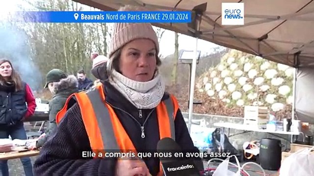 France : les agriculteurs en colère bloquent les axes routiers autour de la capitale française