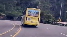 Captan momento cuando una maleta sale 'volando' mientras bus va en marcha en la CA-5