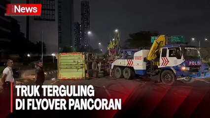 Disalip Motor, Truk Muatan Karton Terguling di Flyover Pancoran