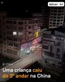  Une foule sauve un enfant tombé d'un immeuble en Chine avec des drapsL'enfant est tombé du troisième étage mais a survécu.La vidéo a été enregistrée dans la ville de Chincheu, dans la province du Fujian.