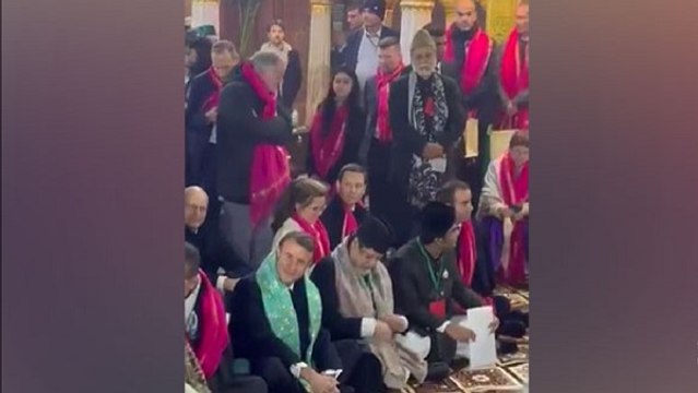 फ्रांस के राष्ट्रपति इमैनुएल मैक्रों निजामुद्दीन औलिया की दरगाह पहुंचे