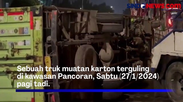 Hilang Kendali, Truk Muatan Karton Terguling di Flyover Pancoran
