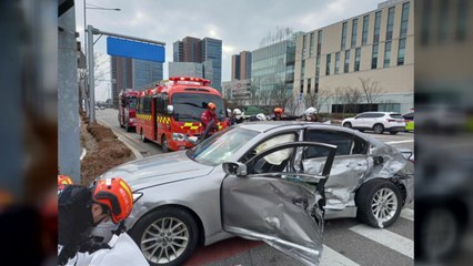 사거리에서 신호 위반한 버스, 승용차와 충돌...4명 부상 / YTN