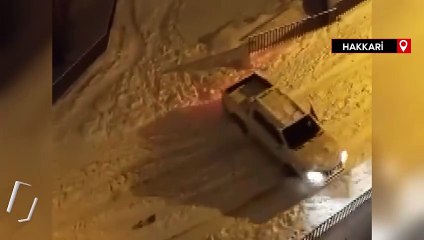 Hakkari'de kadın kamyonetin altında kalmaktan son anda kurtuldu