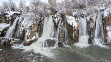 Muradiye Şelalesi beyaza büründü
