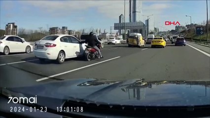 Kağıthane'de otomobilin aynasını yumruklayan motosikletli kaza yaptı