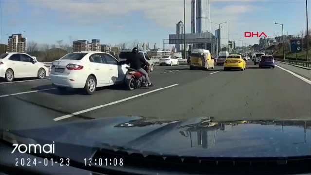 Kağıthane'de otomobilin aynasını yumruklayan motosikletli kaza yaptı