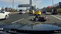 Otomobilin aynasını yumruklayan motosikletli kaza yaptı! O anlar kamerada