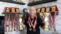 Mersinli Ahmet Özer, 87 yaşında masa tenisi aşkını sürdürüyor