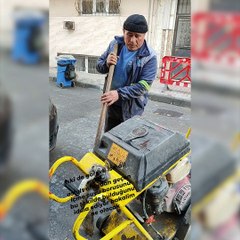 İSKİ çalışanı yok artık dedirtti! Küreği stetoskop gibi kullandı…