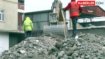 Diyarbakır'da hasarlı binaların yıkımı sürüyor