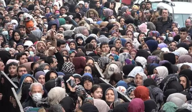 Bursa'da züccaciye mağazası açılışında izdiham: Baygınlık geçirenler oldu