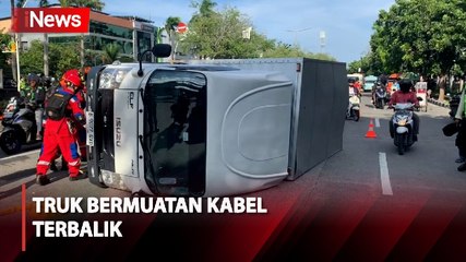Coba Hindari Kendaraan saat Berputar Arah, Truk Bermuatan Kabel Terbalik
