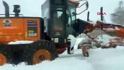 Hakkari'de tek katlı evler ve arabalar karla kaplandı