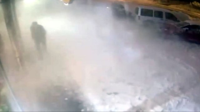 Kar kütlesinin altında kalmaktan son anda kurtuldu