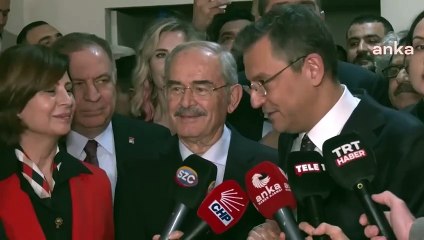 Özgür Özel, veda eden Yılmaz Büyükerşen'in elini öptü