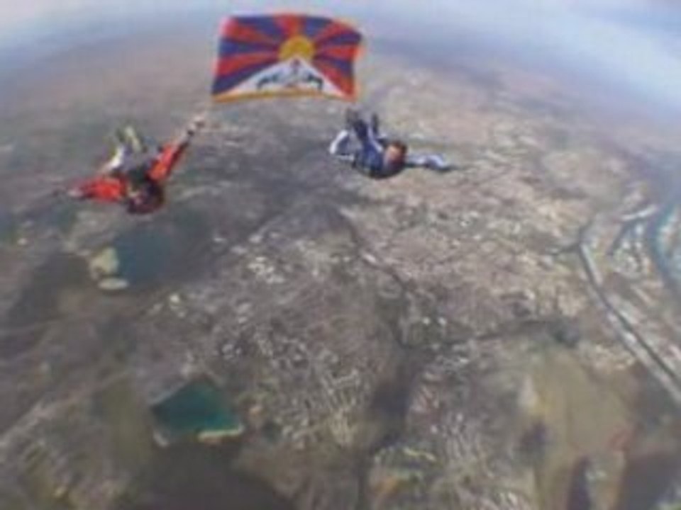 Parachutisme film "Pour un tibet libre"