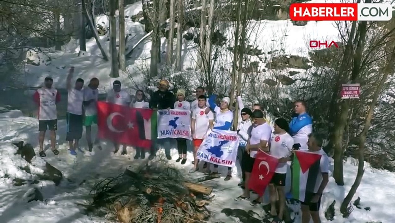 Van'da Kış Yüzme Şenliği: Muradiye Şelalesi'nde buz gibi suya girildi