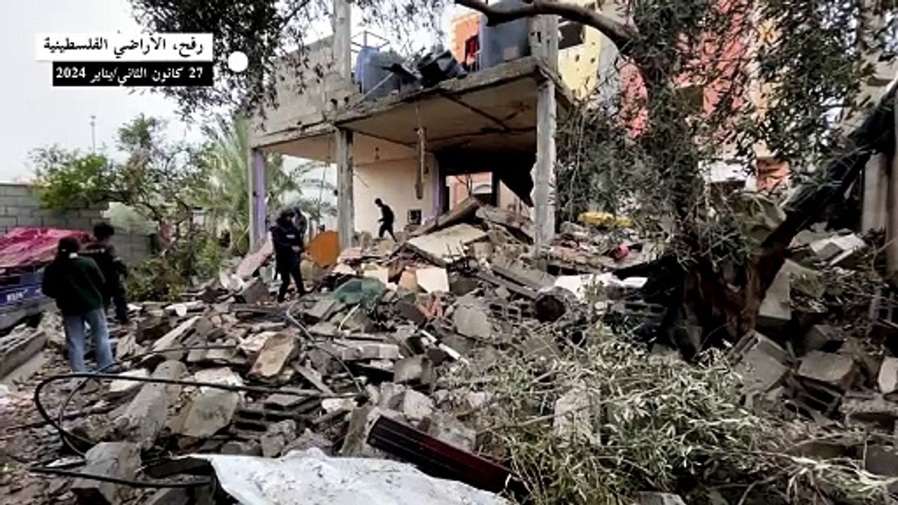 فلسطينيون يتفقدون أملاكهم المدمرة جراء الغارات على رفح