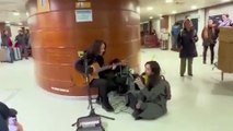 Öykü Gürman’ın Kadıköy vapurunda şarkı söyleyen sokak müzisyenine eşlik etti