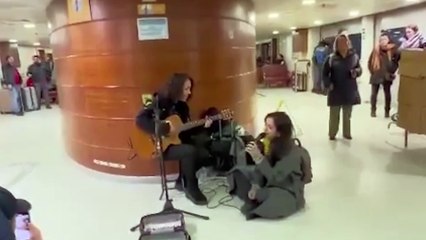 Öykü Gürman’ın Kadıköy vapurunda şarkı söyleyen sokak müzisyenine eşlik etti