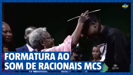 Aluno forma ao som de música dos Racionais MCs