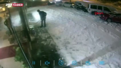 Çatıdan düşen karın altında kalmaktan son anda kurtuldu