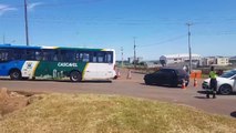 Automóvel e ônibus do transporte público colidem no Trevo da Ceasa