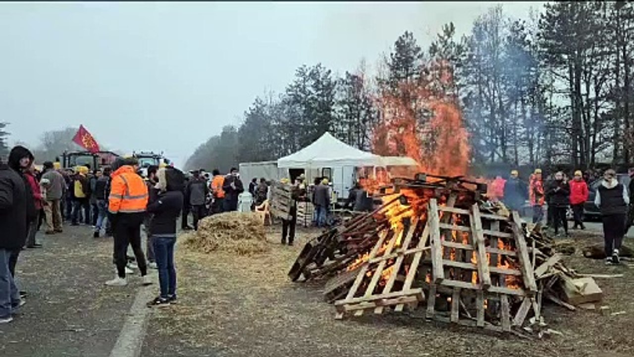 VIDÉO - Les agriculteurs du barrage d'Agen commencent à nettoyer le site