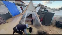 Le tende per sfollati palestinesi allagate a Rafah