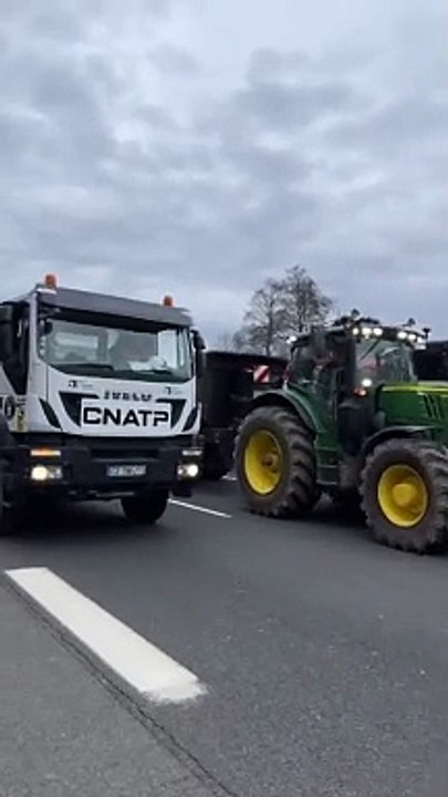 Opération escargot des entreprises du BTP à Chambéry contre la hausse des taxes sur le GNR. Le dépôt pétrolier de Lorient est également bloqué depuis trois jours et pour une durée indéterminée par le secteur du BTP. (Savoie News)