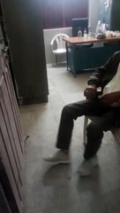 शराबी का गजब बहाना, बोला- नहीं पिऊंगा तो मर जाउंगा', सरकारी दफ्तर को बना डाला मयखाना