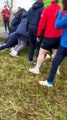 Les filles de Blagnac poussent leur bus pour le dégager. Vidéo Amélie Mahé