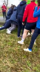 Les filles de Blagnac poussent leur bus pour le dégager. Vidéo Amélie Mahé
