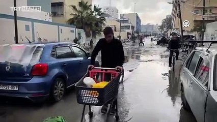 Gazzeliler hem saldırılarla hem de soğuk havayla mücadele ediyor