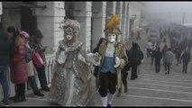 La nebbia non ferma il carnevale di Venezia