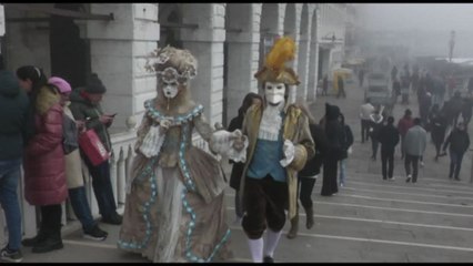 La nebbia non ferma il carnevale di Venezia