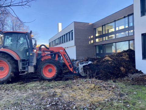 Des agriculteurs déversent des déchets devant plusieurs instances agricoles