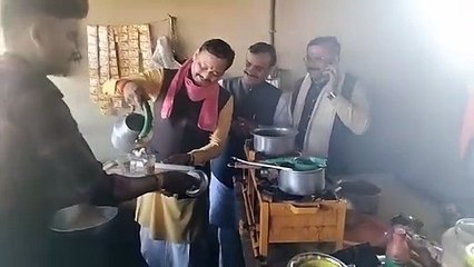 ढाबे पर चाय छान रहे करोड़पति भाजपा विधायक