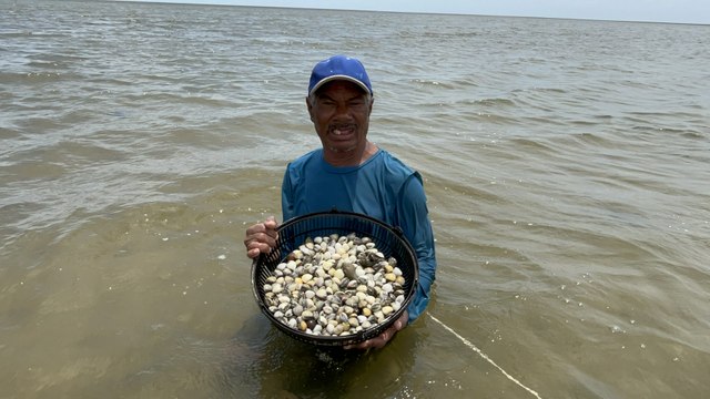 SEU PAULO E VANDILSON PEGANDO MARISCO NA PRAIA DE ACAÚ EM PITIMBU.