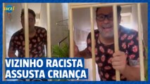 Homem faz xingamentos racistas e assusta criança