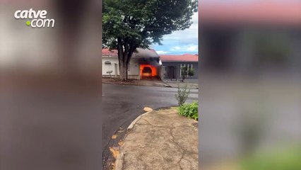 VEJA: Carro é tomado por chamas dentro de garagem de casa no Paraná