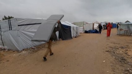 النازحون في رفح يواجهون البرد والقصف مع نفاد الطعام والشراب