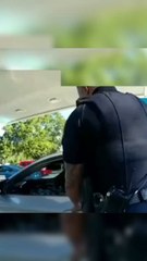 Un policier arrete un homme qui ressemble a son fils