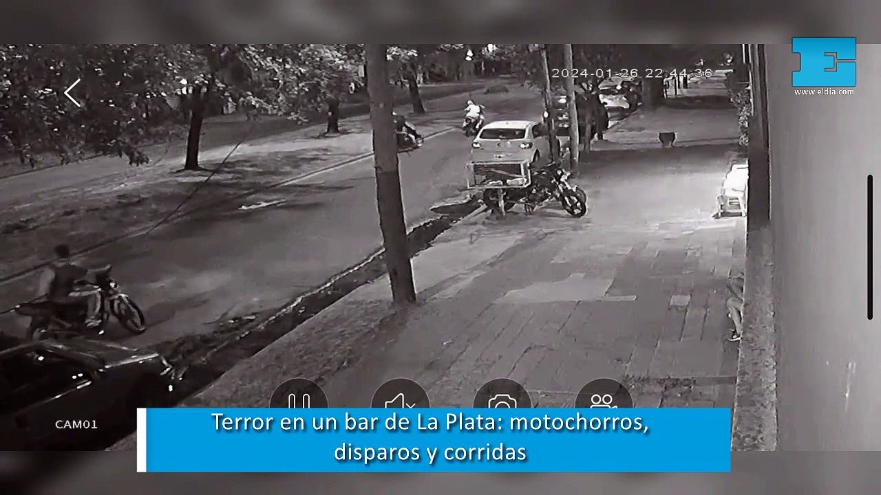 Terror frente a un bar en La Plata: motochorros, disparos y corridas